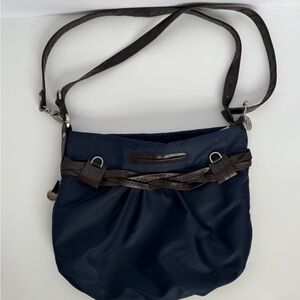 Travelon navy purse with zipper closure